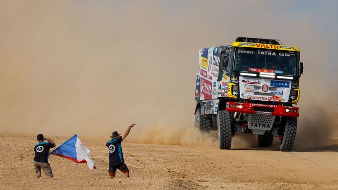 Češi fandí i na Dakaru. Závodníci v Saúdské Arábii bojují s pískem i defekty