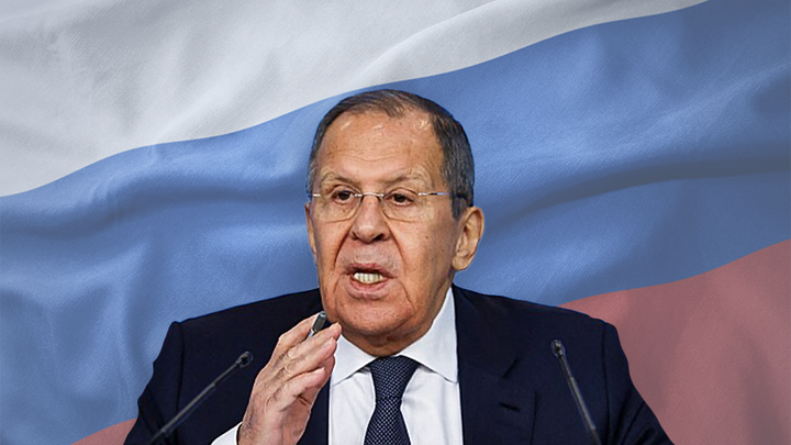 Macronova slova o jaderném deštníku jsou hrozbou pro Rusko, tvrdí Lavrov