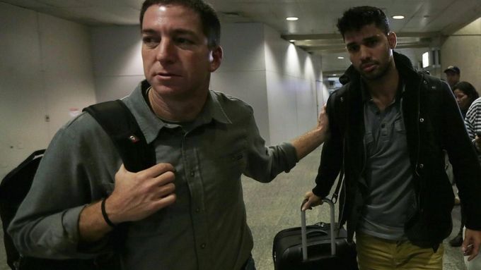 Glenn Greenwald (vlevo) se svým partnerem Davidem Mirandou na letišti v brazilském Riu de Janeiru.