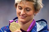 Předtím si však svojí druhou zlatou olympijskou medaili pořádně prohlédla.