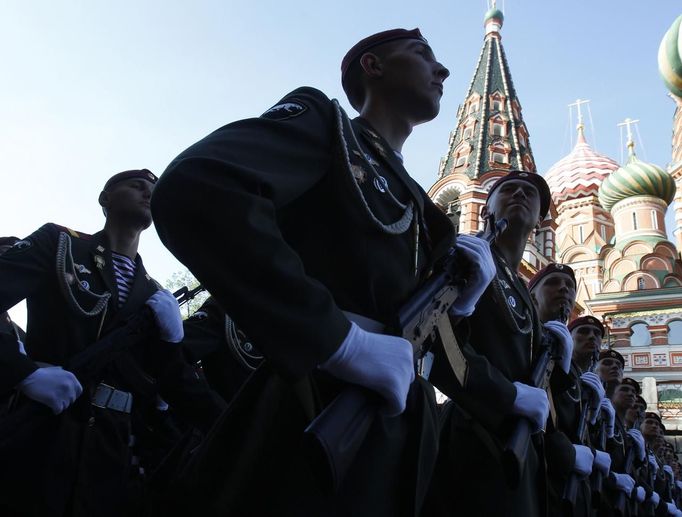 Russian soldiers march past St.Basil's Cathedral during the general rehearsal for the forthcoming Victory parade on Moscow's Red Square May 6, 2012. Russia celebrates its 67th anniversary since victory over Nazi Germany during World War Two on May 9. REUTERS/Sergei Karpukhin (RUSSIA - Tags: ANNIVERSARY POLITICS SOCIETY) Published: Kvě. 6, 2012, 8:26 dop.