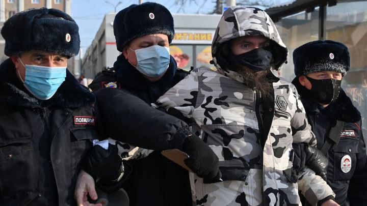 Přeplněné cely, žádný přístup k vodě. Ruští demonstranti kritizují podmínky ve vězení