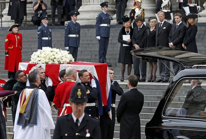 Symbolická tečka za oficiální části pohřbu Margareth Thatcherové – rakev s jejími ostatky byla naložena do automobilu, která ji odveze do Královské nemocnice v Chelsea.