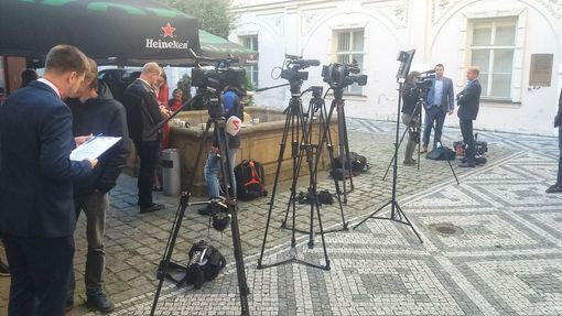 Novinářské štáby marně čekají na dvoře Lidového domu na nějaké zprávy ze štábu ČSSD. Praha, 9. 10. 2021
