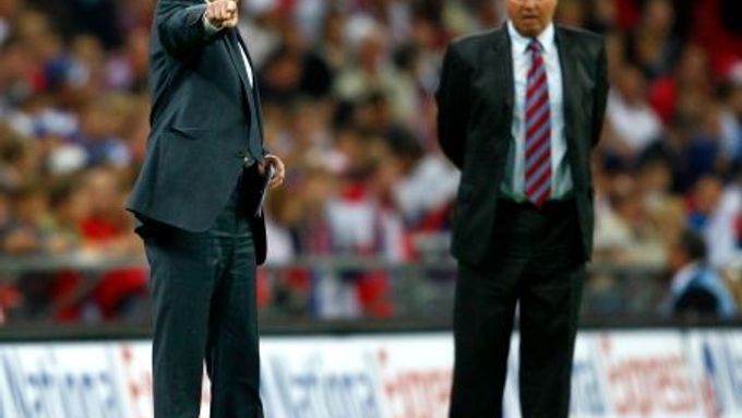 Steve McClaren a Guus Hiddink, který kouč postoupí na Euro?