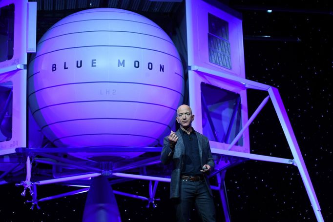 Jeff Bezos představil nový přistávací modul k cestě na Měsíc.