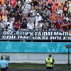 Transparent maďarských fanoušků "Sdílíme vaši bolest, jsme s vámi i dnes" odkazují na řádění tornáda na Moravě v hledišti osmifinále Nizozemsko - Česko na ME 2020