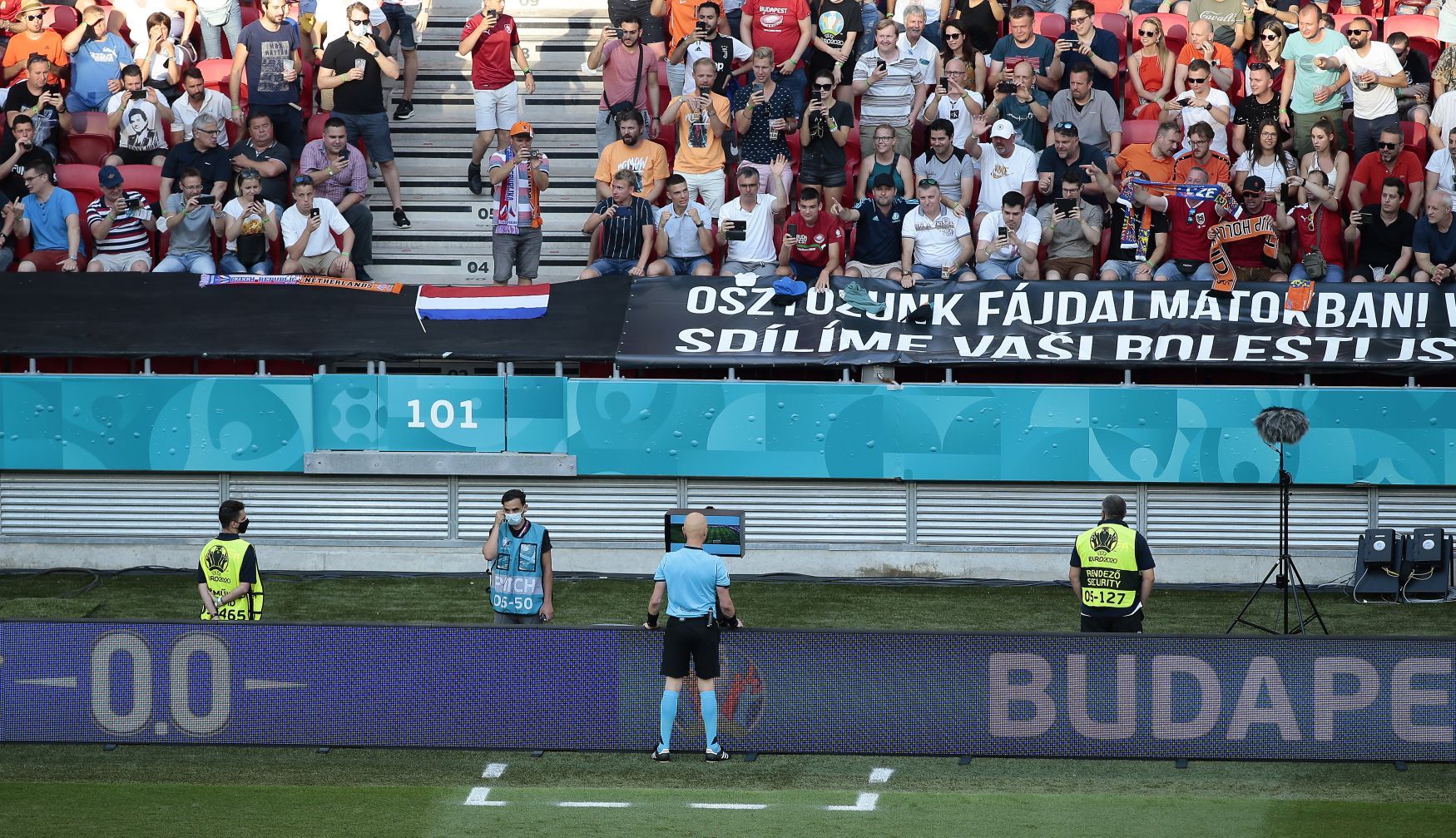 Transparent maďarských fanoušků "Sdílíme vaši bolest, jsme s vámi i dnes" odkazují na řádění tornáda na Moravě v hledišti osmifinále Nizozemsko - Česko na ME 2020