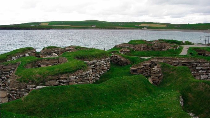 Neolitická vesnice Skara Brae na Orknejích. Vesnice je nejzachovalejším neolitickým sídlištěm v Evropě,.