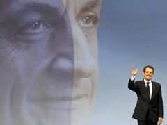 Sarkozy věří, že náskok socialisty Hollanda stáhne.