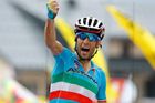 Italský cyklista VIncenzo Nibali se stal nejnovějším přírůstkem do neslavné galerie sportovních podfukářů. Hvězda pelotonu byla o víkendu vyloučena z Vuelty poté, co televizní záznamy odhalily, že se Ital příliš dlouho držel týmového vozidla Astany, jež ho zvýšenou rychlostí odvezlo od jeho kolegů ve skupině.