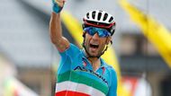 Italský cyklista VIncenzo Nibali se stal nejnovějším přírůstkem do neslavné galerie sportovních podfukářů. Hvězda pelotonu byla o víkendu vyloučena z Vuelty poté, co televizní záznamy odhalily, že se Ital příliš dlouho držel týmového vozidla Astany, jež ho zvýšenou rychlostí odvezlo od jeho kolegů ve skupině.