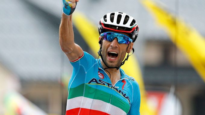 Vincenzo Nibali slaví triumf v 19. etapě Tour de France 2015