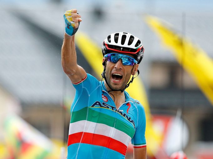 Vincenzo Nibali slaví triumf v 19. etapě Tour de France 2015