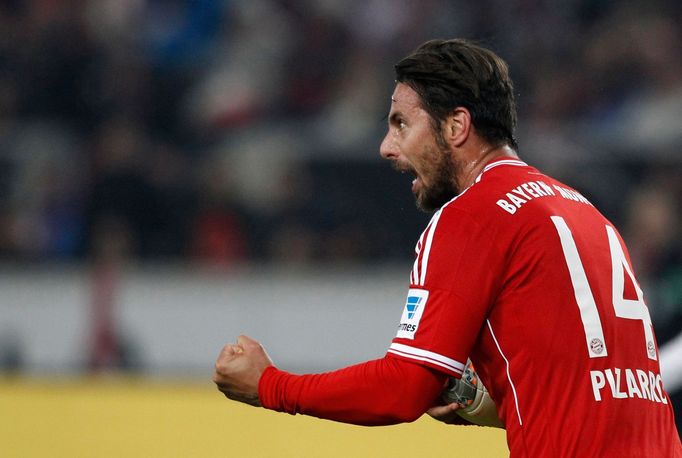 Claudio Pizarro z Bayernu Mnichov se raduje z gólu