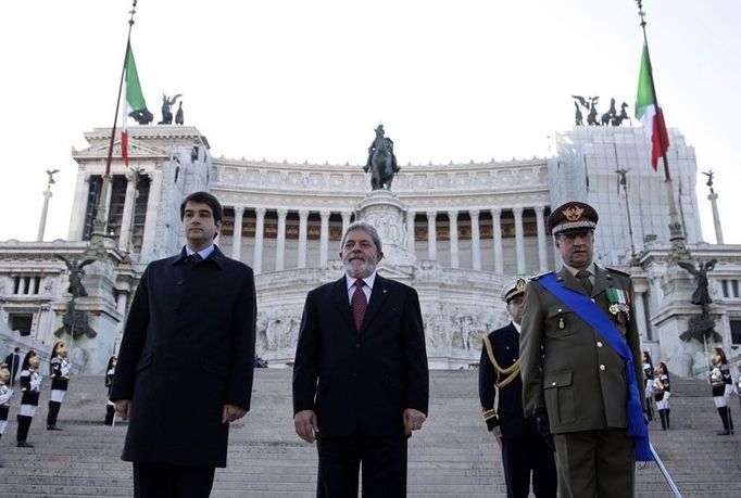 Brazilský Prezident Luiz Inacio Lula da Silva přijel vzdát úctu pomníku neznámého vojáka v Římě.