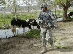 Americký voják na hlídce nedaleko Bagdádu.