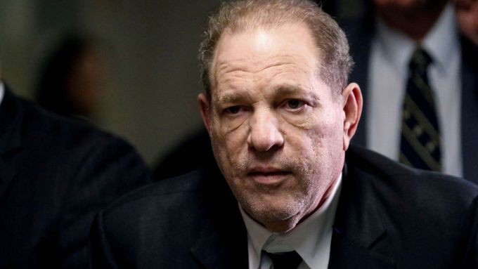 Bývalý producent Harvey Weinstein čelí v Los Angeles obvinění ze sexuálního napadení pěti žen. Hrozí mu až 140 let vězení.
