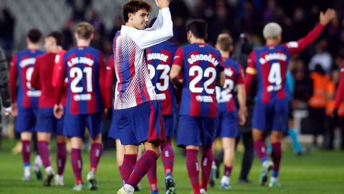 Joao Felix tleská fanouškům Barcelony po utkání s Atlétikem Madrid, které rozhodl svým gólem