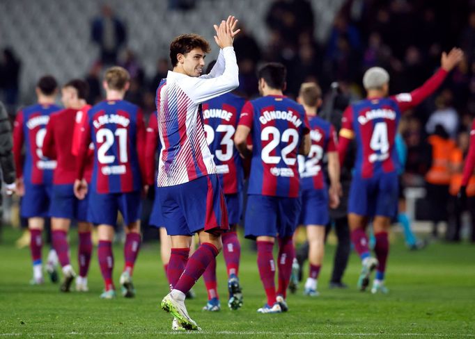 Joao Felix tleská fanouškům Barcelony po utkání s Atlétikem Madrid, které rozhodl svým gólem