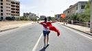 Žena s tureckou vlajkou se prochází Varošou.