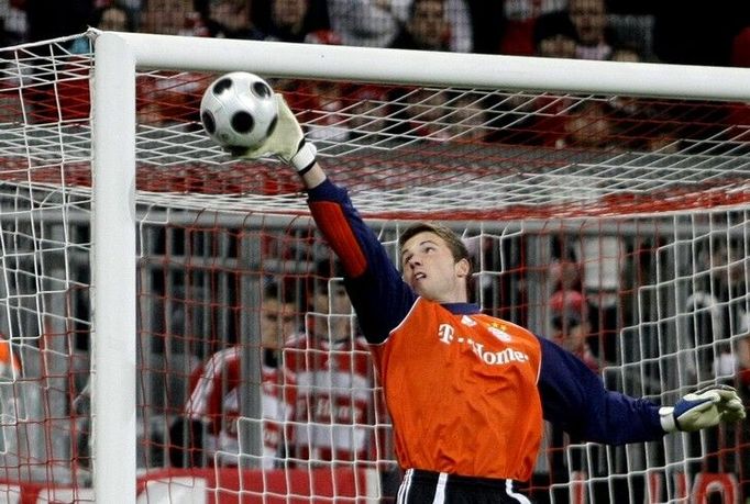 Gólman Bayernu Rensing vytahuje balon směřující do jeho branky