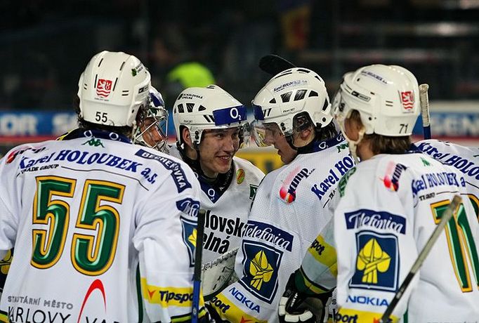 Radost vítězů po dramatickém závěru utkání. Karlovy Vary porazily Spartu Praha.