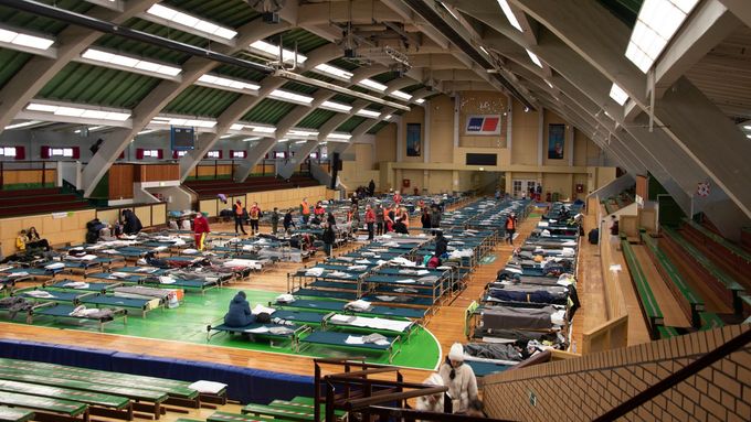 Uprchlíci z Ukrajiny ubytovaní ve sportovní hale Hermanna Gieselera v německém Magdeburku. K dispozici je pro ně 300 lůžek (6. března 2022)