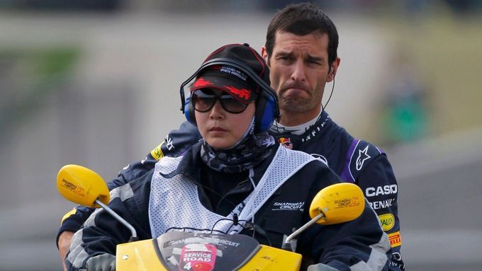 Kvalifikační naděje Marka Webbera skončily už v druhé části. Jeho Red Bullu došlo palivo a nešťastný Australan musel do boxů jako spolujezdec na skútru.