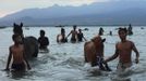 Jockey lead their horses after washing them at Kalaki beach, outside Bima, November 16, 2012. Dozens of child jockeys, some as young as eight-years-old take part in the races. Involving nearly 600 horses they take place around a dusty, oval track of 1,400 meters (nearly one mile). The reward, for the winner is a handful of cash for his family, and glory for the jockey. The grand prize is one million rupiah ($100). Those who win their groups get two cows. The chairman of the races' organising team, Hajji Sukri, denies that there is any danger to the children saying they are all skilful riders and none has been killed or seriously hurt. Picture taken November 16, 2012. REUTERS/Beawiharta (INDONESIA - Tags: SPORT SOCIETY) ATTENTION EDITORS: PICTURE 2 of 25 FOR PACKAGE 'BETTING ON CHILD JOCKEYS' Published: Lis. 24, 2012, 9:15 dop.