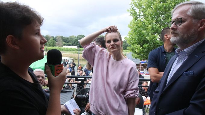 Aktuálně.cz zachytilo polemiku mezi premiérem Petrem Fialou a čtrnáctiletým hochem, který tvrdil, že vláda porušila své sliby a lidem se špatně žije.