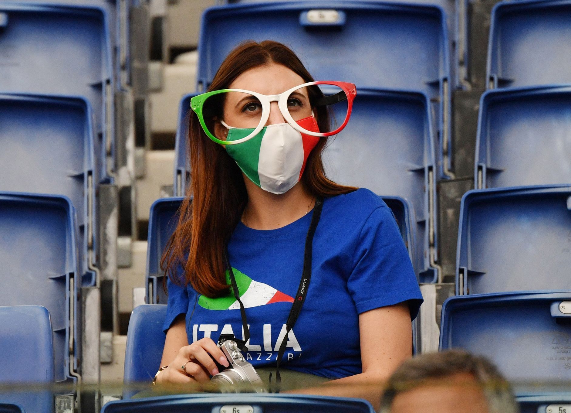 Italská fanynka před zápasem Turecko - Itálie na ME 2020
