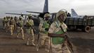 Nigerian soldiers arrive at the Mali air force base near Bamako January 19, 2013. The first West African regional forces arrived in Mali on Thursday to reinforce French and Malian troops battling to push back al Qaeda-linked rebels after seven days of French air strikes. REUTERS/Eric Gaillard (MALI - Tags: CIVIL UNREST CONFLICT MILITARY) Published: Led. 19, 2013, 6:42 odp.