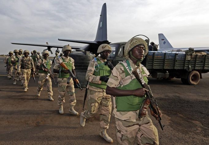 Nigerian soldiers arrive at the Mali air force base near Bamako January 19, 2013. The first West African regional forces arrived in Mali on Thursday to reinforce French and Malian troops battling to push back al Qaeda-linked rebels after seven days of French air strikes. REUTERS/Eric Gaillard (MALI - Tags: CIVIL UNREST CONFLICT MILITARY) Published: Led. 19, 2013, 6:42 odp.