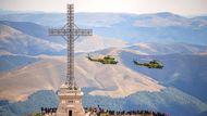 Nad pohořím Bucegi v rumunském Busteni se stovky nadšenců shromáždily u monumentálního Kříže hrdinů na vrcholu Caraiman, aby sledovaly show vojenského a akrobatického letectva.
