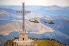 Nad pohořím Bucegi v rumunském Busteni se stovky nadšenců shromáždily u monumentálního Kříže hrdinů na vrcholu Caraiman, aby sledovaly show vojenského a akrobatického letectva.