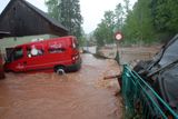 Voda zaplavovala domy i auta.
