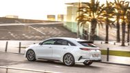 15. Kia Proceed 1.5 T-GDI GT Line Plus - 634 980 Kč. Žebříček nejlevnějších kombi otevírá s akční cenou 635 tisíc korun stylový jihokorejský model se 118kW patnáctistovkou pod kapotou a šestistupňovou manuální převodovkou. Ve výbavě Proceedu nechybí udržování jízdního pruhu, nouzové brzdění, dvouzónová automatická klimatizace, navigace a rádio s 10,25palcovou obrazovkou, diodová přední světla nebo 17palcová litá kola. 

Kia zatím nabízí ze skladových zásob také Proceed modelového roku 2020, který startuje na 494 980 korunách s litrovým tříválcem a horší výbavou.