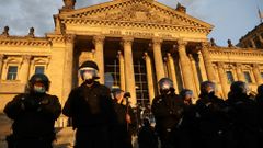 německo, berlín, reichstag, protesty, koronavirus, covid