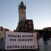 Ukrajnské vlajky na pražských věžích