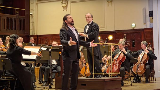 Tenorista Teodor Ilincia zpívá na koncertě v Obecním domě árii z Tosky E lucevan le stelle.