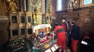 Badatelé ze spolku Naše historie v kapli svatého Stanislava zavádějí průzkumnou teleskopickou kameru do hrobky Pavlovských.
