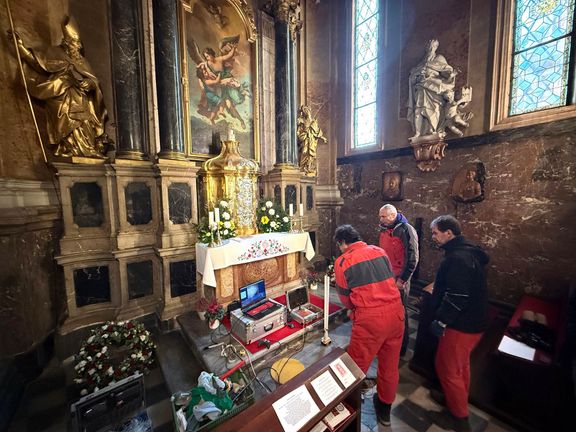 Badatelé ze spolku Naše historie v kapli svatého Stanislava zavádějí průzkumnou teleskopickou kameru do hrobky Pavlovských.