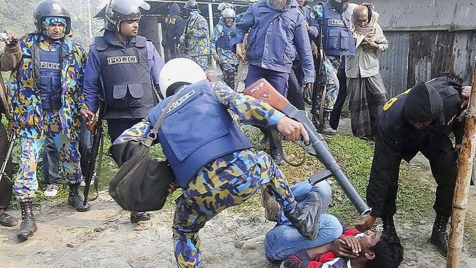 Střet policie a protestantů v Bogře