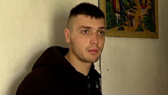 "Pak mě vzali ven, srazili mě na kolena a vystřelili v blízkosti mých uší," popisoval Maksym z ukrajinské obce Novyj Bykov.