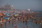 Jaký to kontrast. Francouzská pláž Promenade des Anglais, jen několik dní předtím.