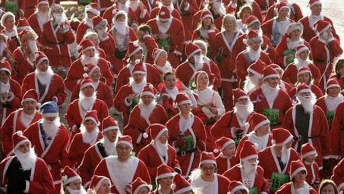 Výroční 5ti kilometrový pochod Santa Clausů se konal v severoanglickém Liverpoolu. Zúčastnilo se jej asi 4000 účastníků.