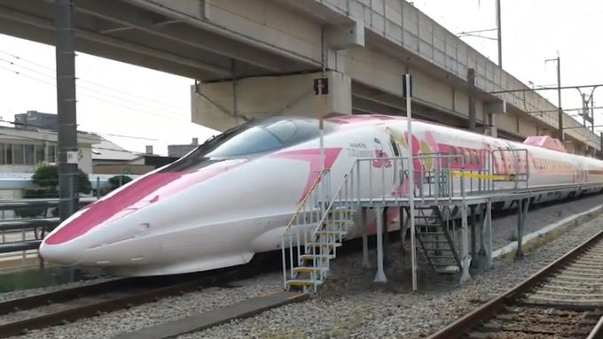 V Japonsku bude přes léto jezdit růžový rychlovlak. Má nalákat malé turisty i zvýšit zájem o menší regiony