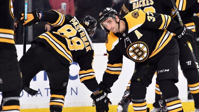 David Pastrňák a Patrice Bergeron