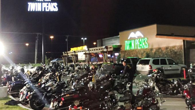 Waco, Texas. Policie "čistí" prostor před bistrem, kde se strhla přestřelka mezi motorkářskými gangy.